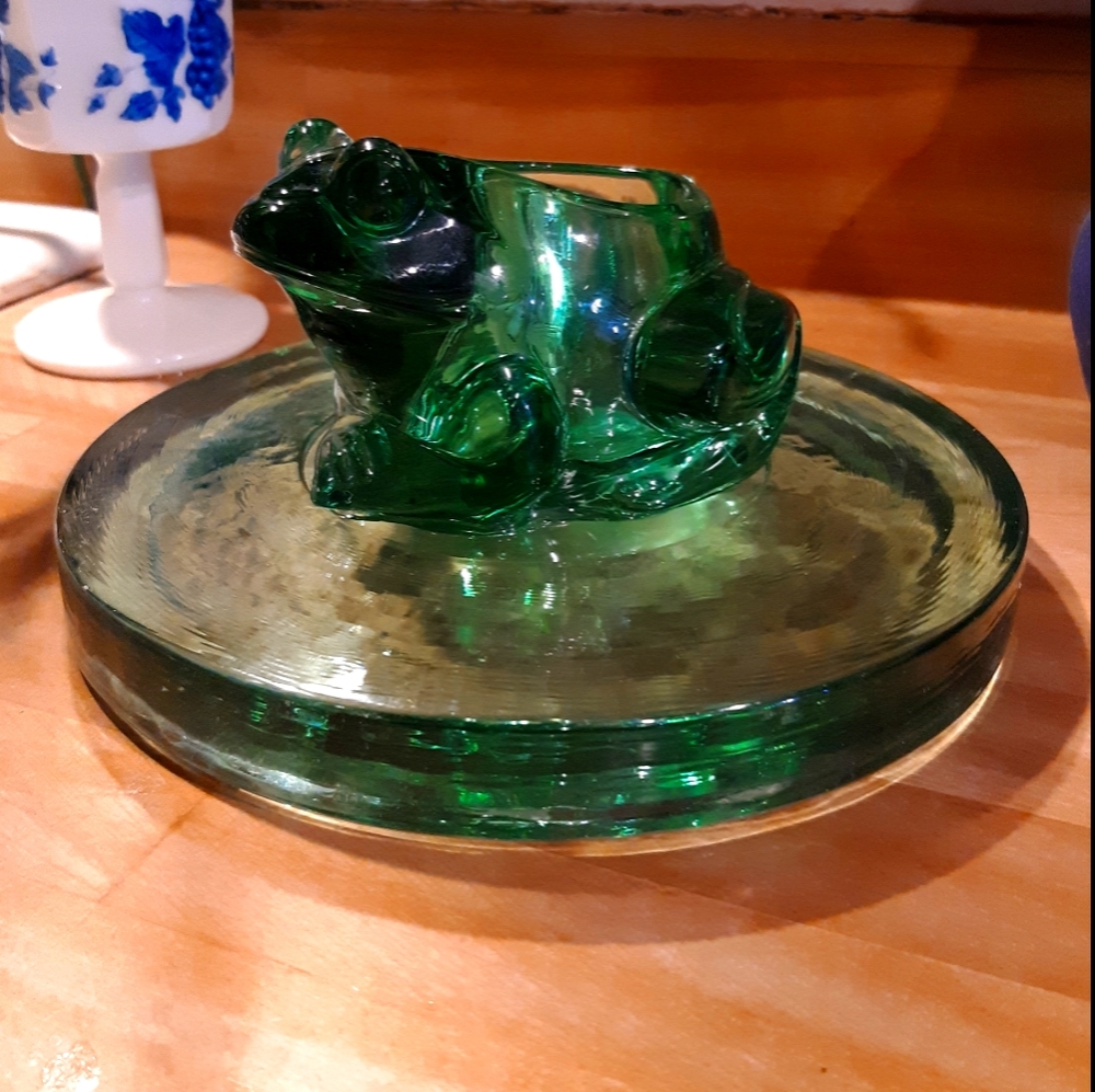 FROG Candle holder Green Glass Heavy Tea light Fung Shui Prosperity Frogs